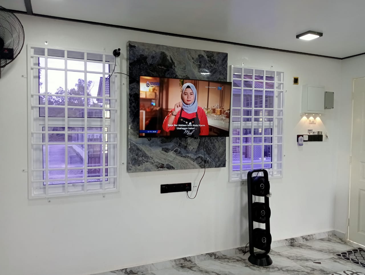 TV dinding dengan latar marble