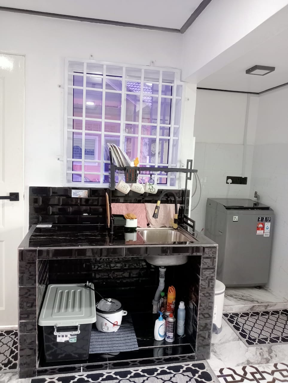 Dapur kering — sinki & rak pinggan