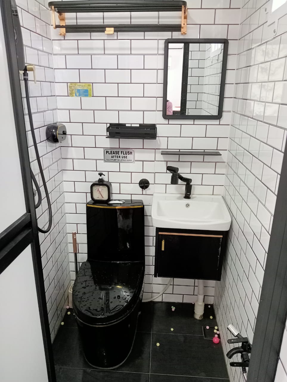 Bilik air subway tile hitam putih